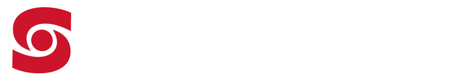 Das Bild zeigt das Logo von "Sommer & Goßmann Media-Management". Links ist ein stilisiertes, rotes Logo zu sehen, das den Anfangsbuchstaben "S" symbolisiert. Rechts daneben steht der Firmenname in einer klaren, modernen Schrift.