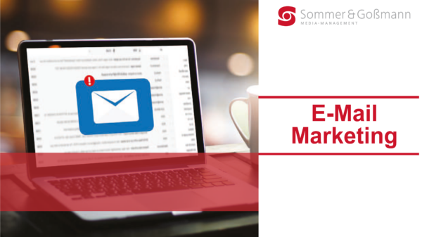 Laptopbildschirm mit einer großen blauen E-Mail-Benachrichtigung mit rotem Warnsymbol im Vordergrund.