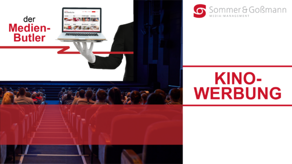 Kinosaal. Auf der Leinwand sieht man die Hand eines Butlers die einen Laptop hält, auf dessen Bildschirm der Medien Butler angezeigt wird.