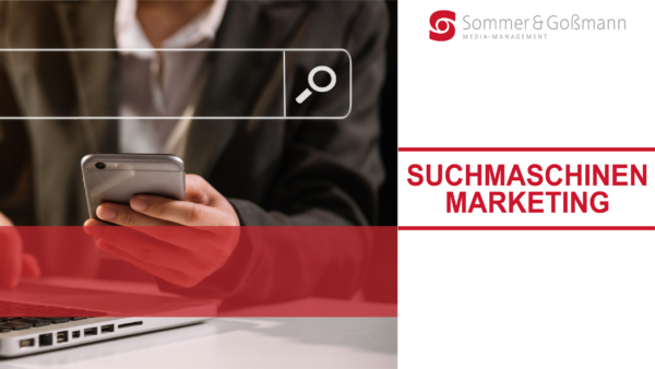 Person hält ein Smartphone in der Hand und sitzt vor einem Laptop, darüber ein Suchfeld mit einer Lupe.