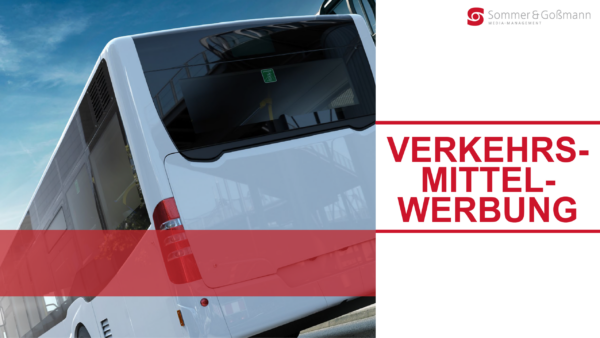 Ein weißer Bus von hinten ohne Beschriftung