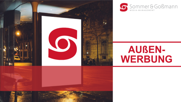 Werbetafel an einer Bushaltestelle bei Nacht, die ein großes rotes Sommer & Gossmann Logo zeigt.
