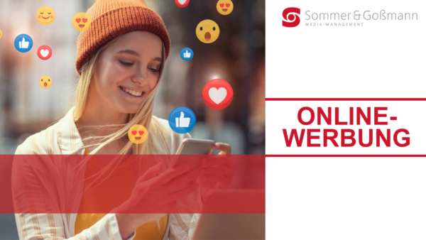 Junge Frau mit orangefarbener Mütze, die auf ihr Smartphone schaut und von Social-Media-Emojis wie Likes, Herzen und lachenden Gesichtern umgeben ist.