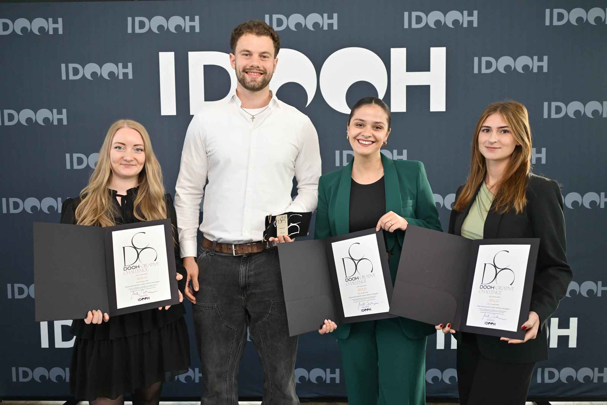 Vier unserer Mitarbeiter die ihren 1. Preis hochhalten